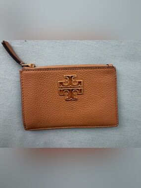 Tory Burch Britten Zip Card case Pebbled Leather wallet with Gold Logo